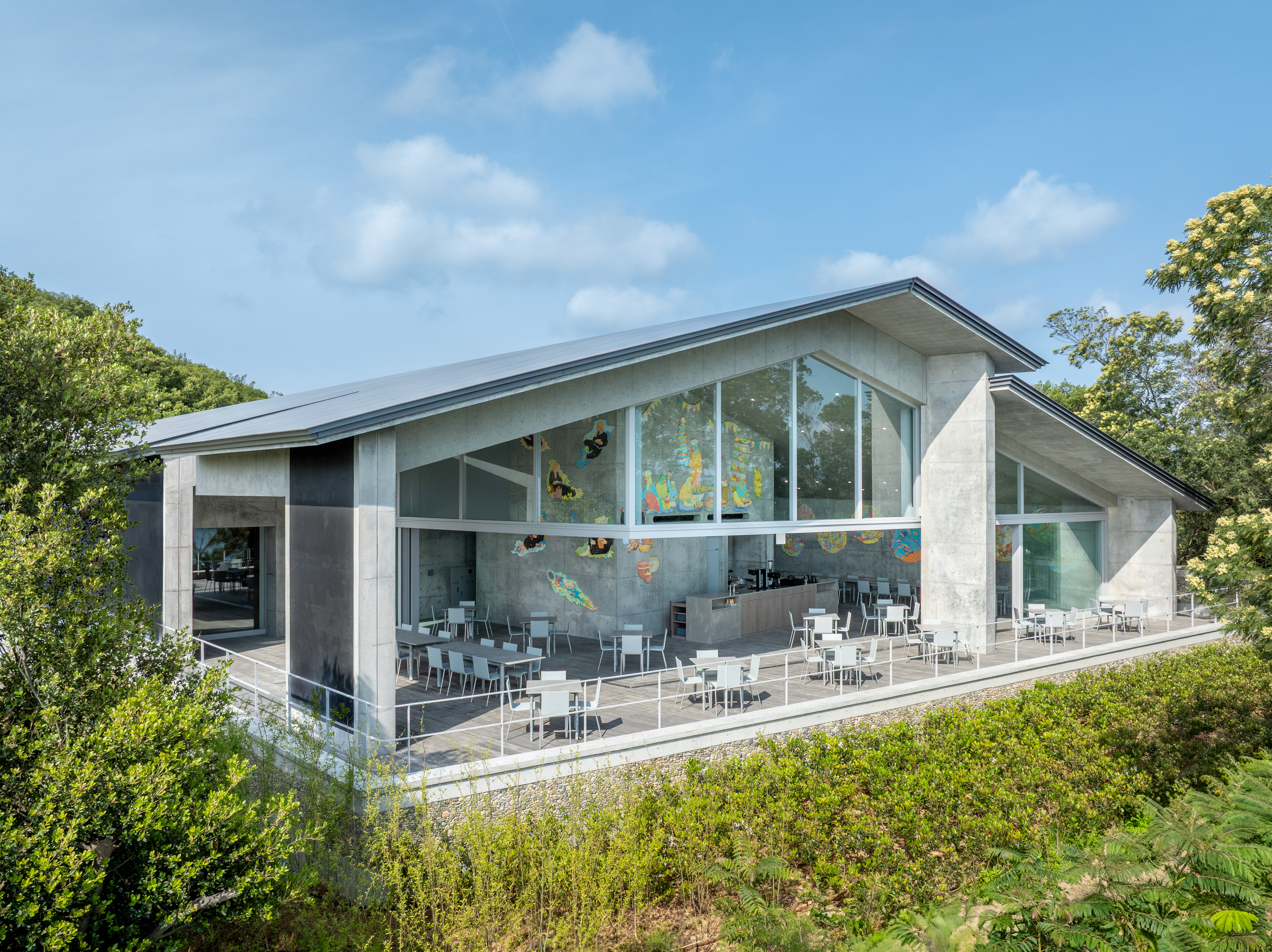 Naoshima New Museum of Art and its concrete volumes