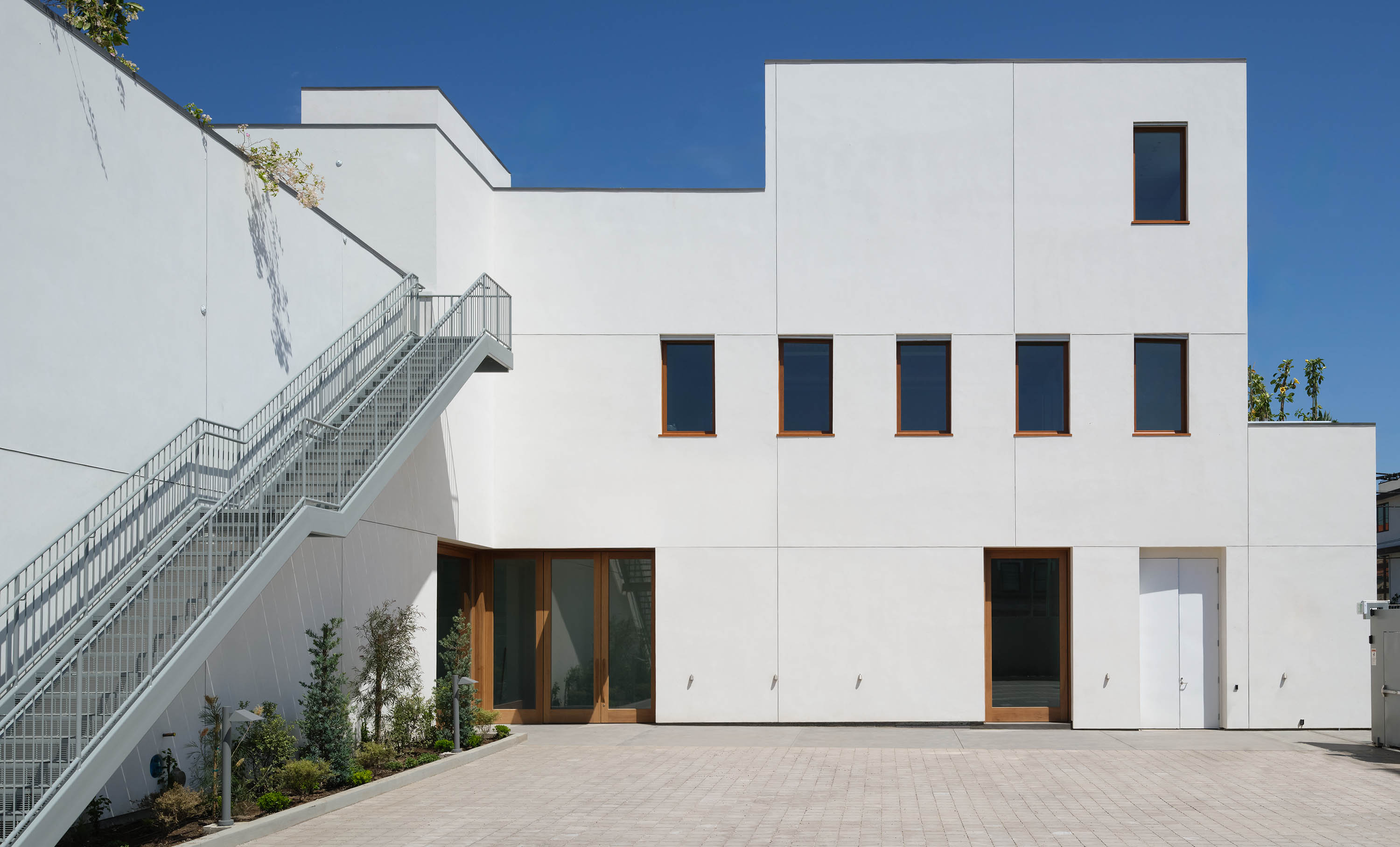 Exterior of David Zwirner&rsquo;s Los Angeles flagship building located at 606 N Western Avenue, designed by Selldorf Architects, 2024.